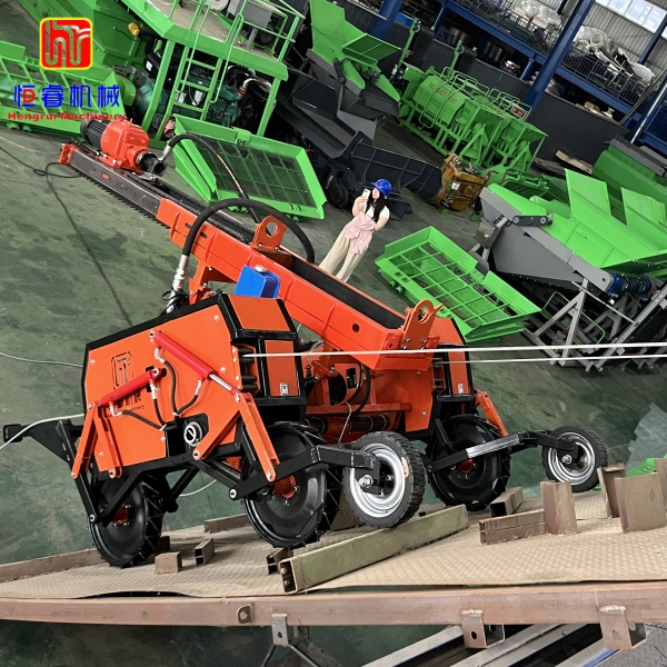 The Hengrui remote-controlled climbing drilling machine is equipped with an extended drill pipe, which helps with drilling operations on high and steep slopes