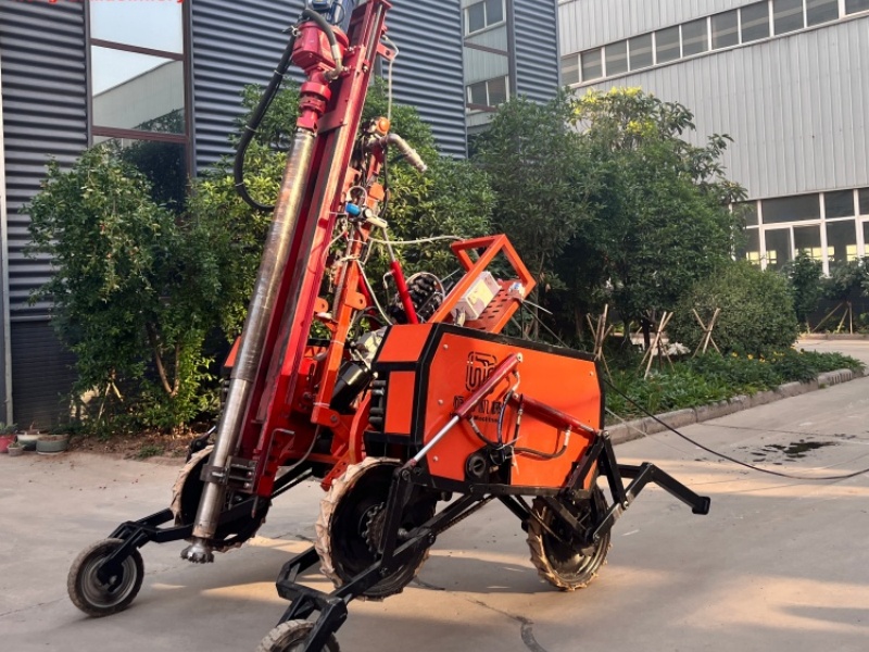 Remote-controlled climbing drilling rig